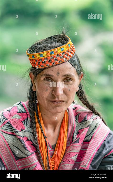 femme kalash|Kalash woman in the traditional Kalash dress